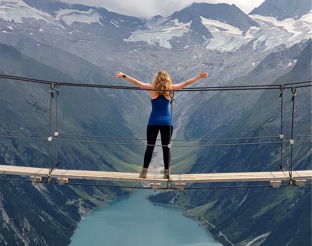 Frau auf Hängebrücke